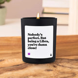 Duftkerze Schwarz Woody Nobody's perfect. But being a Libra, you're damn close! von ChattyCandles