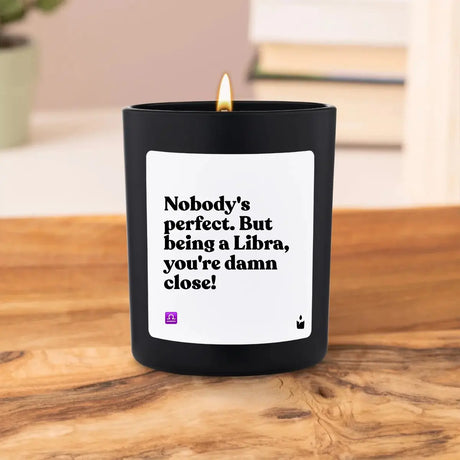 Duftkerze Schwarz Woody Nobody's perfect. But being a Libra, you're damn close! von ChattyCandles