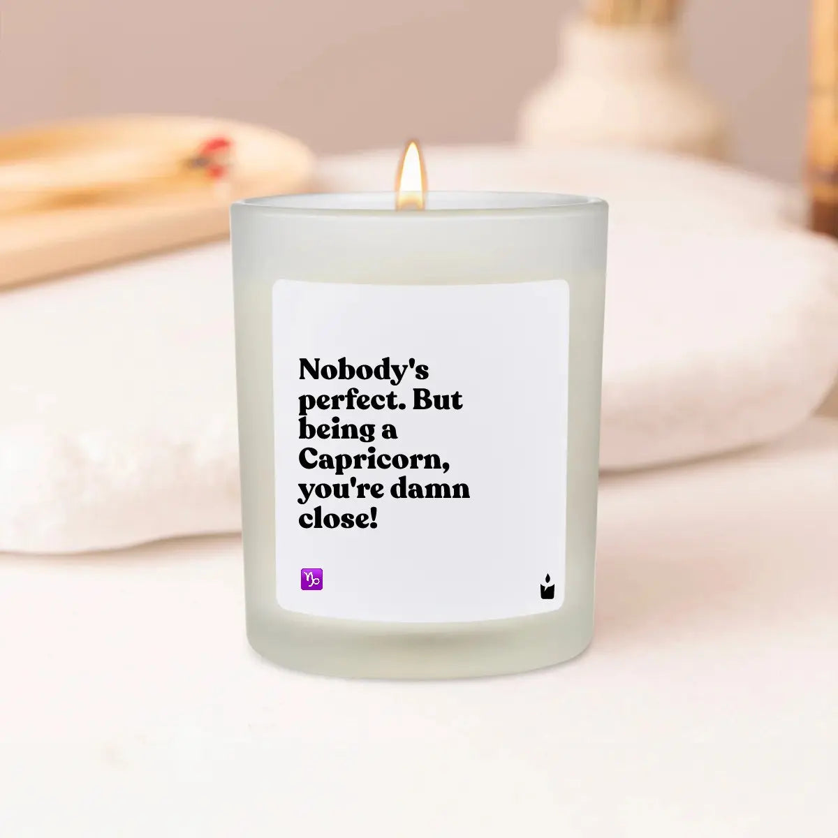 Duftkerze Weiss Woody Nobody's perfect. But being a Capricorn, you're damn close! von ChattyCandles
