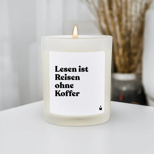 Duftkerze Weiss Woody Lesen ist Reisen ohne Koffer von ChattyCandles