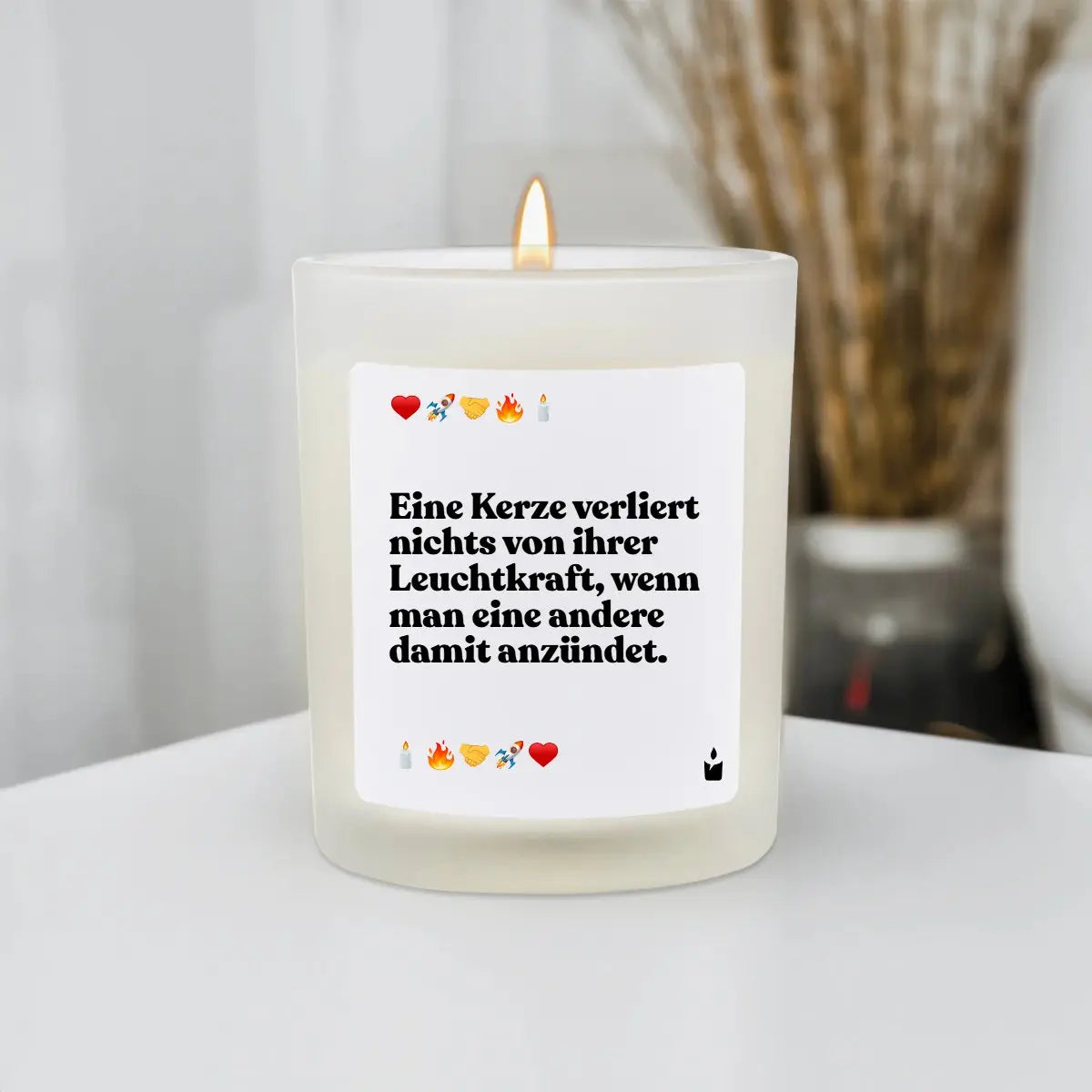 Duftkerze Weiss Woody Eine Kerze verliert nichts von ihrer Leuchtkraft, wenn man eine andere damit anzündet. von ChattyCandles