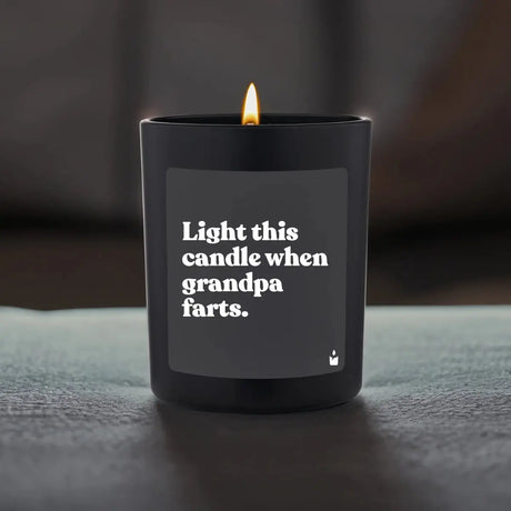 Duftkerze Schwarz Woody Light this candle when grandpa farts. von ChattyCandles
