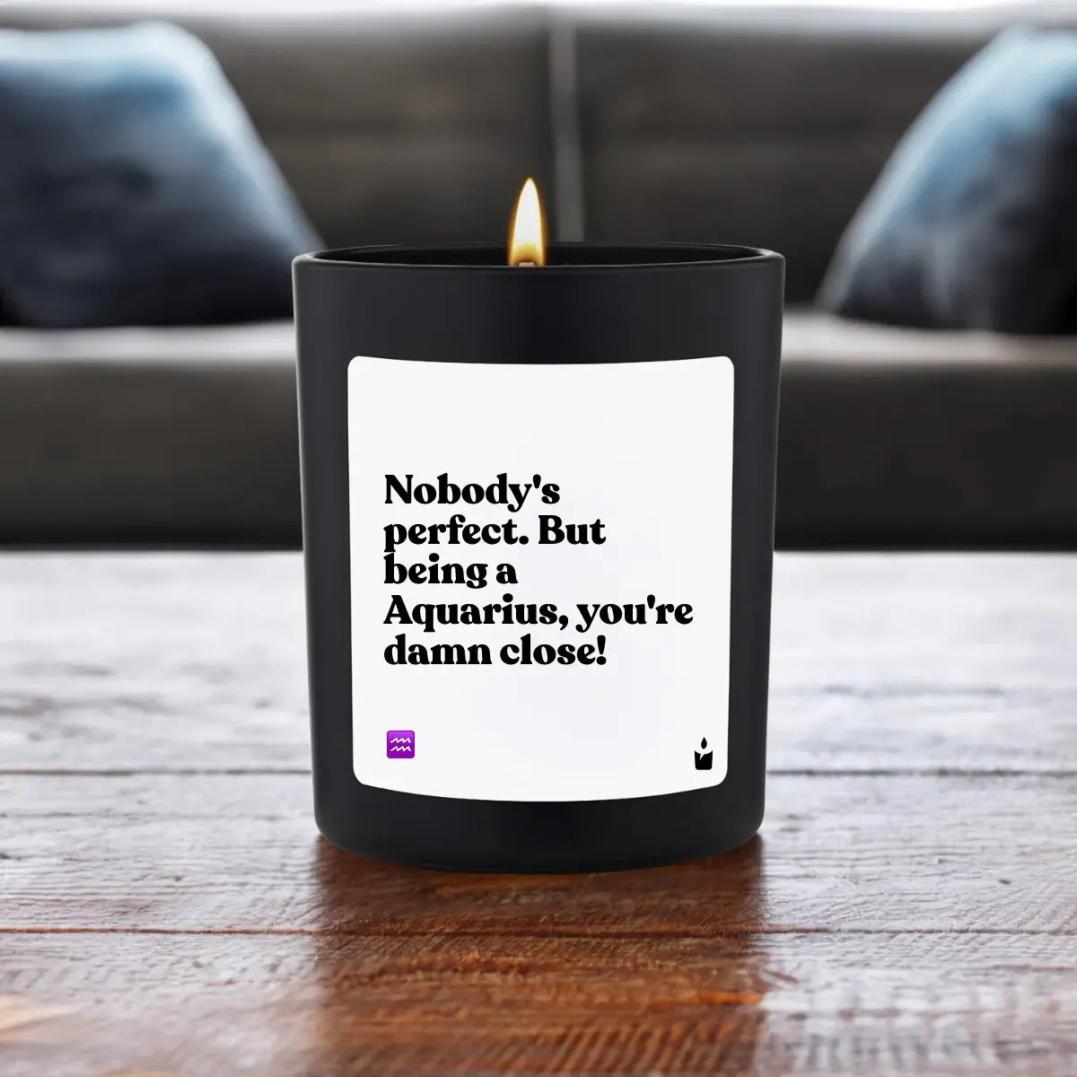 Duftkerze Schwarz Woody Nobody's perfect. But being a Aquarius, you're damn close! von ChattyCandles