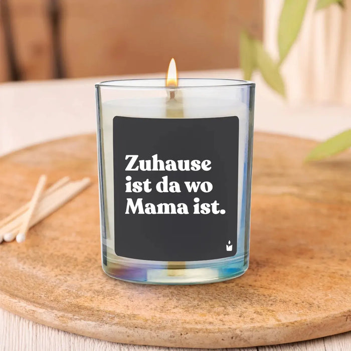 Duftkerze Woody Zuhause ist da wo Mama ist. von ChattyCandles