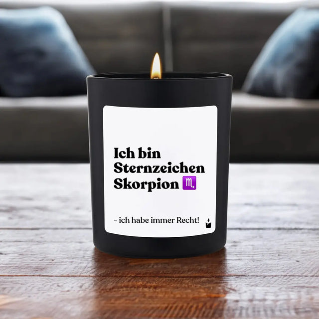 Duftkerze Schwarz Woody Ich bin Sternzeichen Skorpion - ich habe immer Recht! von ChattyCandles