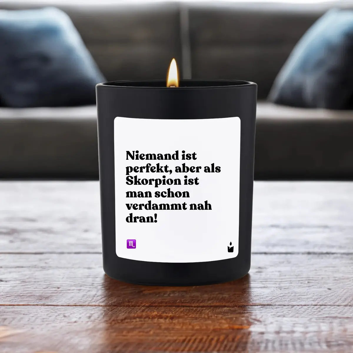 Duftkerze Schwarz Woody Niemand ist perfekt, aber als Skorpion ist man schon verdammt nah dran! von ChattyCandles