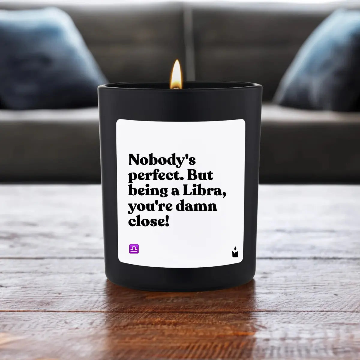 Duftkerze Schwarz Woody Nobody's perfect. But being a Libra, you're damn close! von ChattyCandles