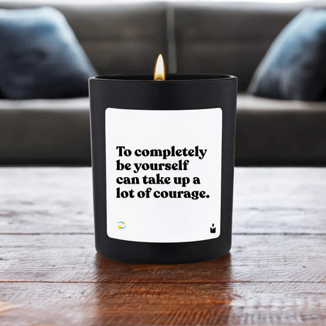 Duftkerze Schwarz Woody To completely be yourself can take up a lot of courage. von ChattyCandles