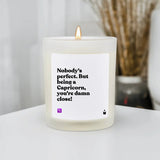 Duftkerze Weiss Woody Nobody's perfect. But being a Capricorn, you're damn close! von ChattyCandles