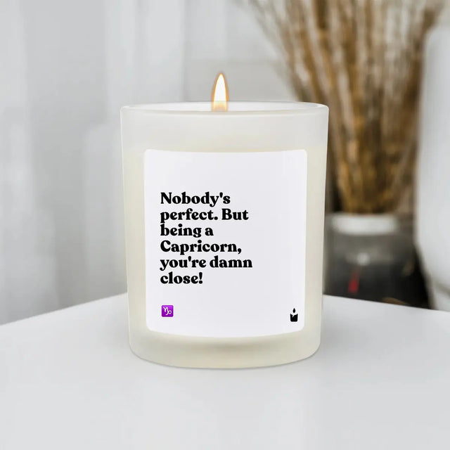 Duftkerze Weiss Woody Nobody's perfect. But being a Capricorn, you're damn close! von ChattyCandles